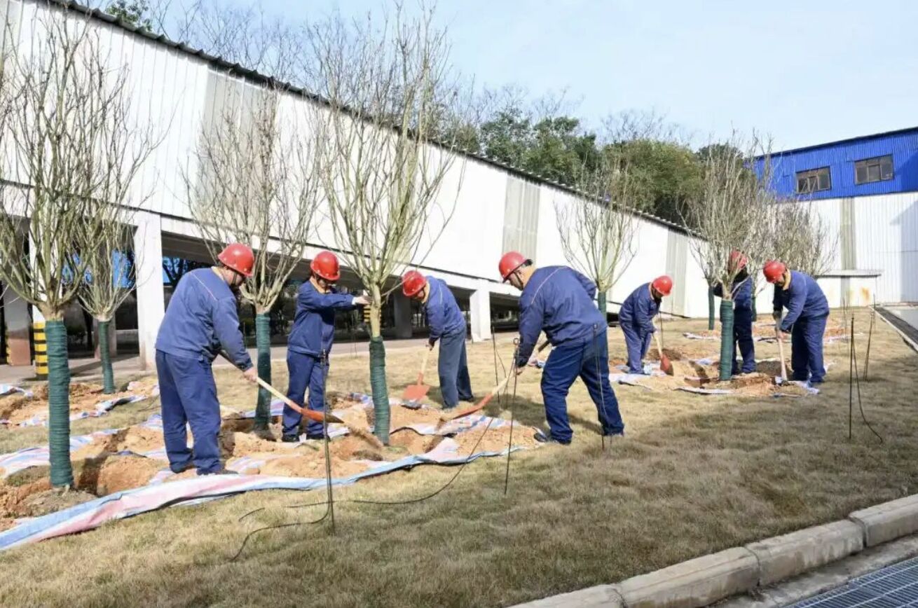 春启绿章 共建共享丨湘钢开展”漂亮湘钢·添新绿”运动